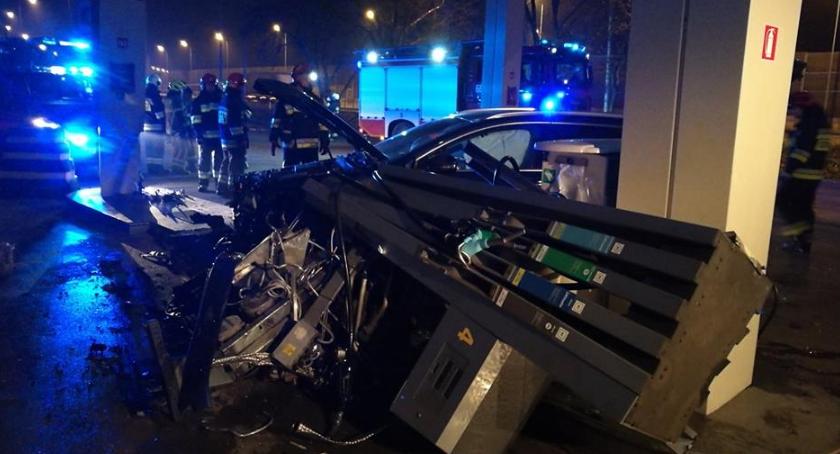 Łomianki: Wjechał w dystrybutor, rozwalił go i uciekł
