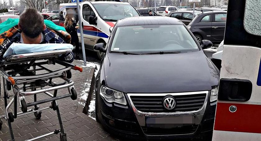 Bezmyślność kierowców nie zna granic... Auta zaparkowane na miejscu dla karetek [ZDJĘCIA]