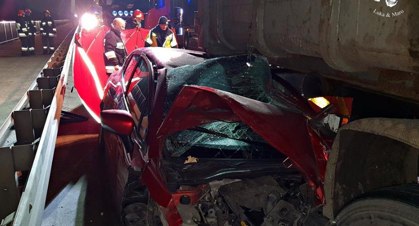 Auto wbiło się ciężarówkę - tragedia na trasie Siekierkowskiej [ZDJĘCIA]