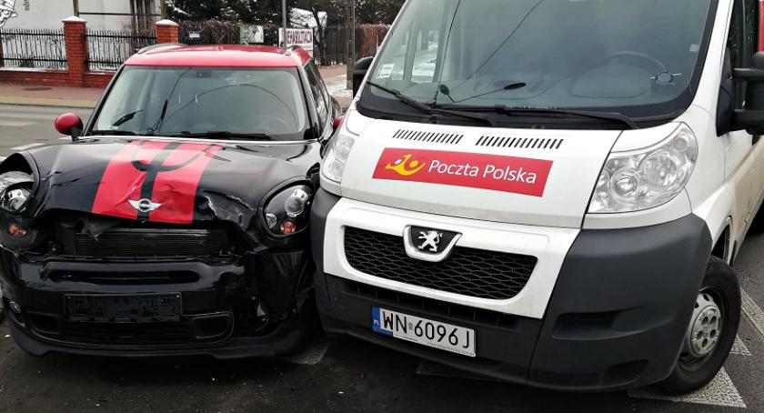Zderzenie samochodu Poczty Polskiej z Mini Cooperem [ZDJĘCIA]