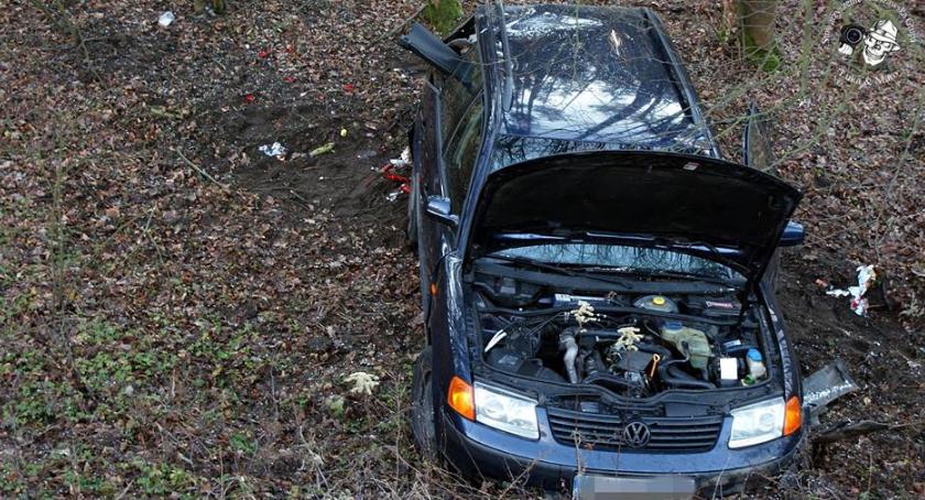 Auto wjechało do rowu. Trzy osoby ranne, w tym dziecko [ZDJĘCIA]