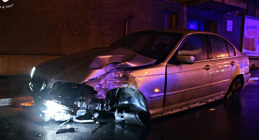 BMW ścięło latarnię, kierowca trafił do szpitala [ZDJĘCIA]