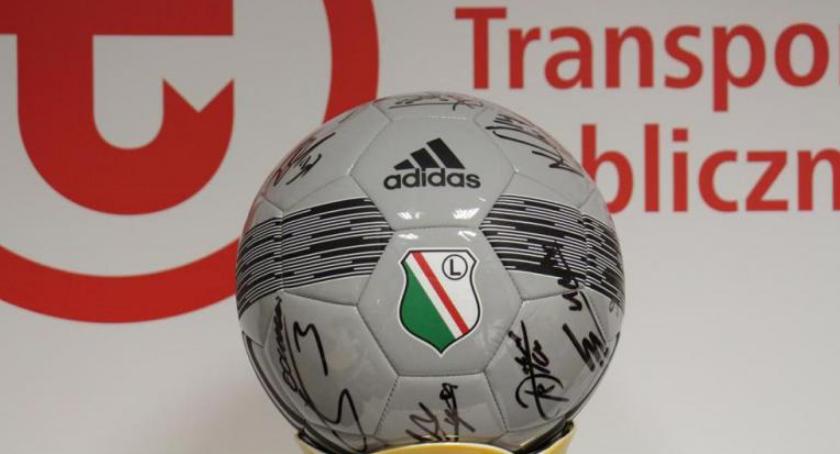 Piłka z autografami piłkarzy Legii do wylicytowania na WOŚP
