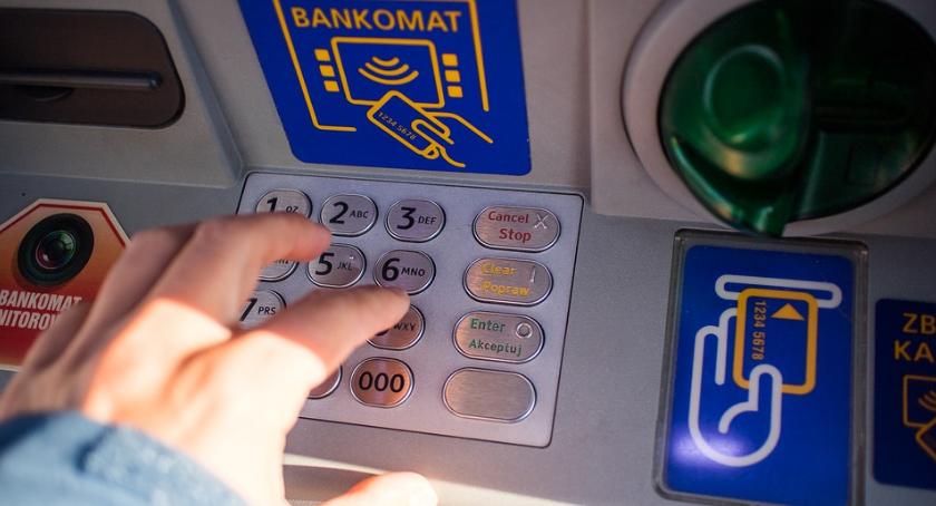 Uważajcie na podejrzane naklejki na bankomatach. Można sporo stracić