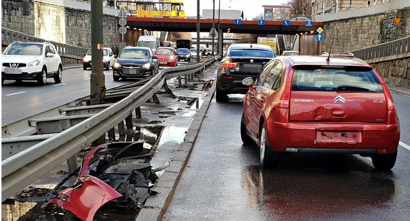Wpadła w poślizg, uderzyła w barierki [ZDJĘCIA]