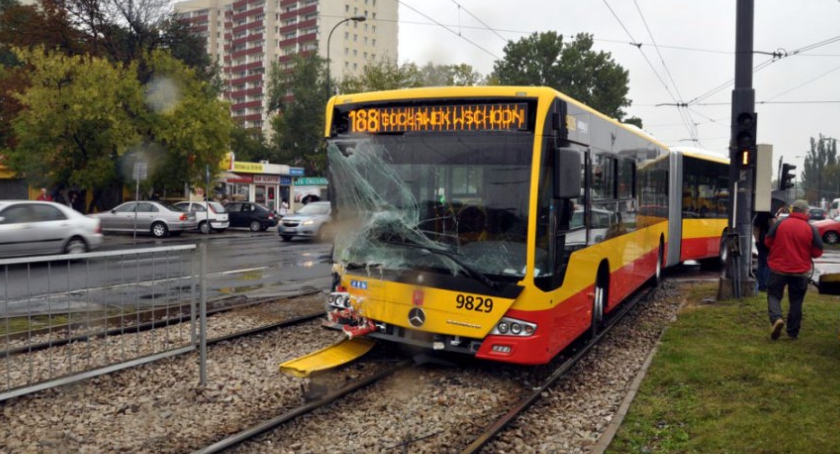 Wypadek na rondzie Wiatraczna. Zderzyły się trzy pojazdy, jest dużo rannych