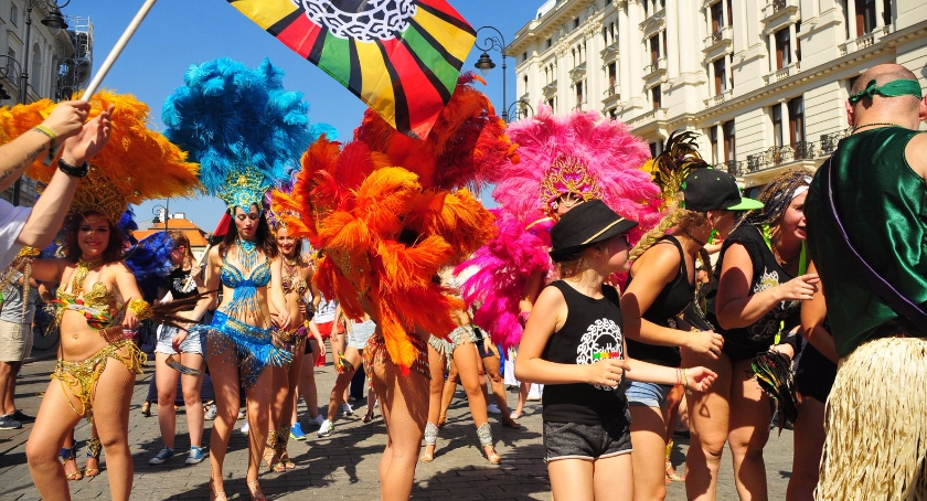 Parada multi-kulti w centrum Warszawy [zdjęcia]