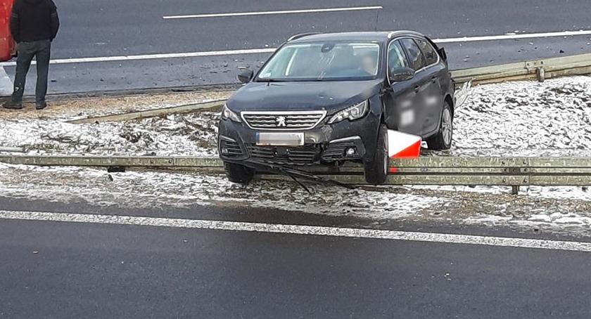 Zderzenie dwóch aut. Osobówka zawisła na barierkach [ZDJĘCIA]