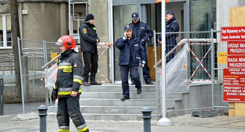 Informacja o bombie w ratuszu. Służby postawione na nogi [ZDJĘCIA]