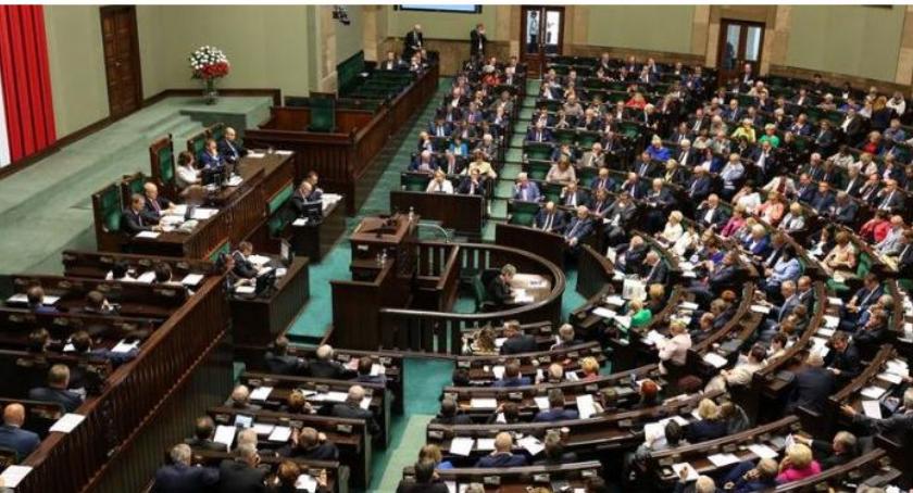 Lewica się lewicuje i ośmiesza