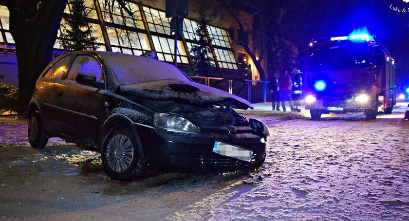 Pijany wsiadł za kierownicę. Podróż zakończył na drzewie [ZDJĘCIA]