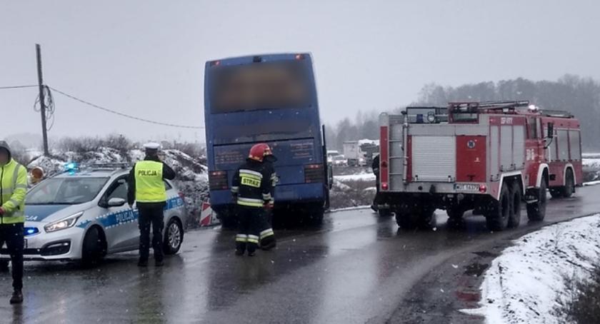 Autobus z 50 pasażerami zderzył się z osobówką i wjechał do rowu