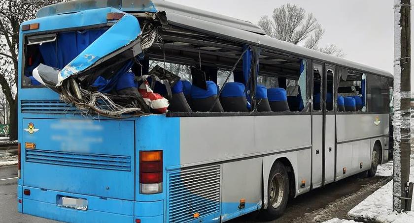 Zderzenie lory wiozącej auta z autobusem PKS