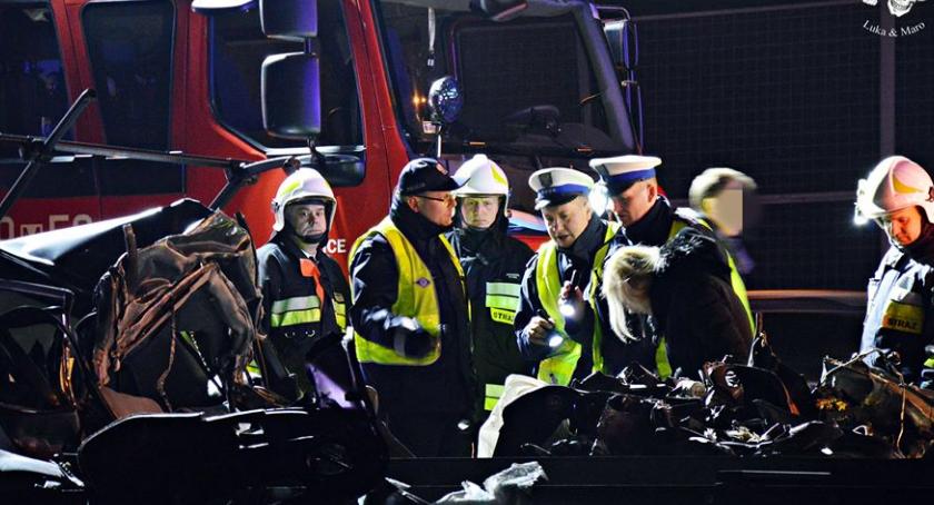 Auto wbiło się pod naczepę ciężarówki. Tragedia na A2 [ZDJĘCIA]