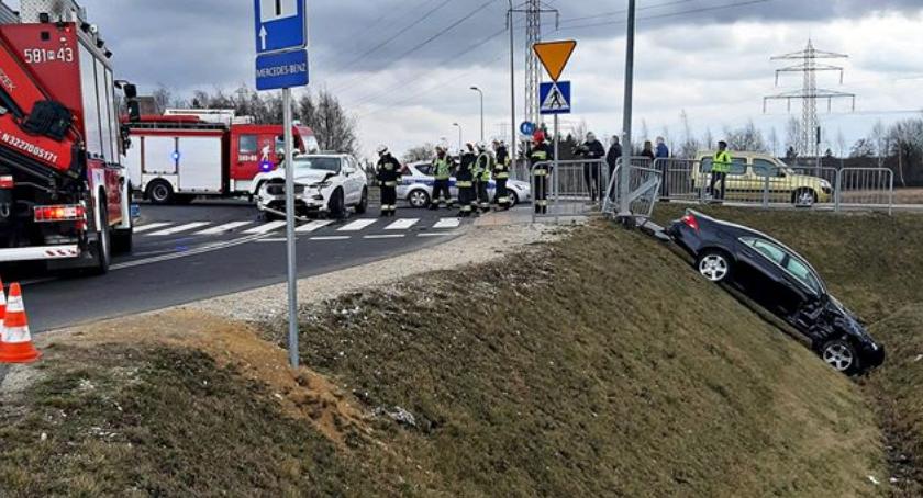 Zderzenie dwóch aut. Jedno z nich wpadło do rowu [ZDJĘCIA]