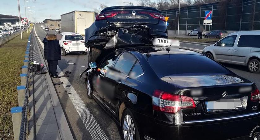 Groźny wypadek na S8. Są duże utrudnienia w kierunku Marek [ZDJĘCIA]