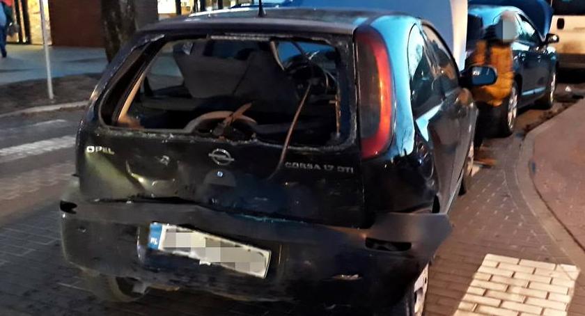 Zderzenie dwóch samochodów i autobusu
