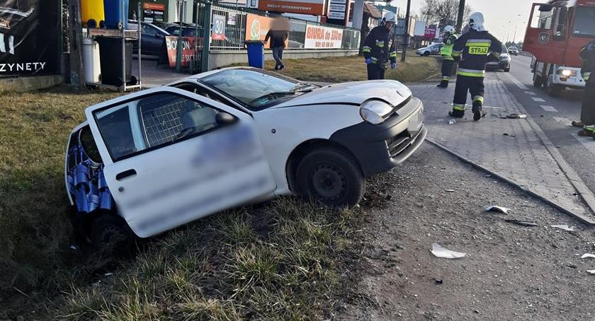 Seicento staranowane przez ciężarówkę [ZDJĘCIA]