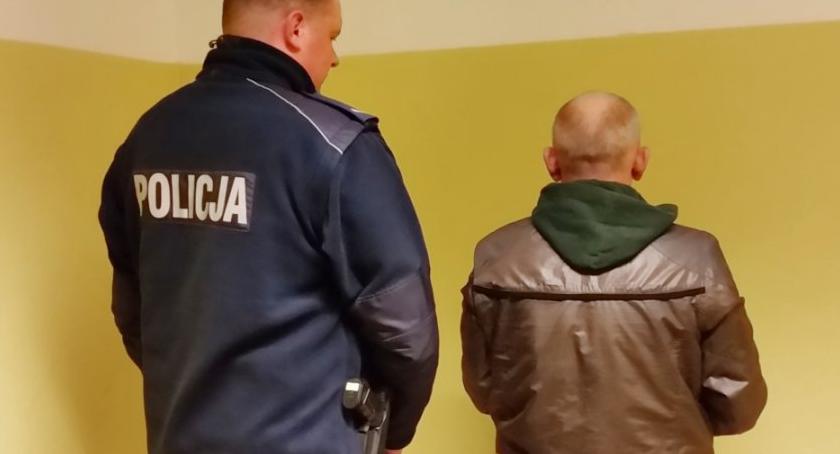 Bez fotelika i pasów. 5-latka z pijanym ojcem w aucie