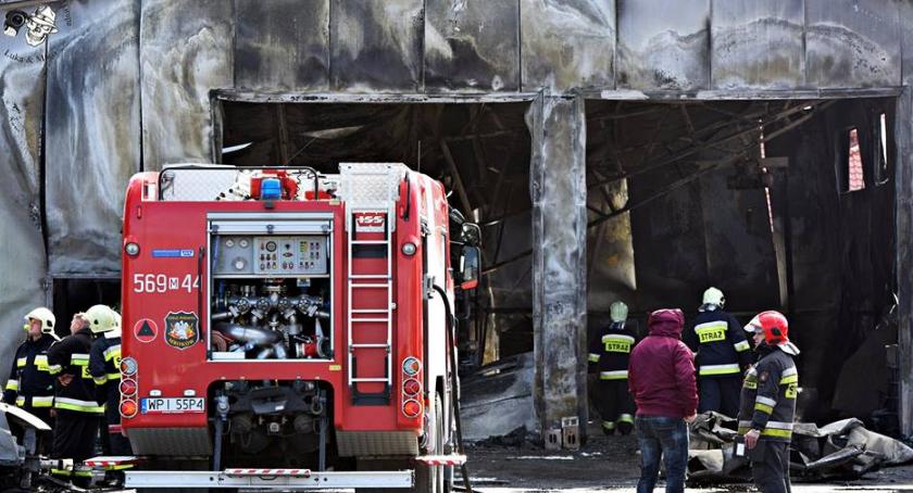Ogromny pożar pod Warszawą. Spłonął warsztat samochodowy