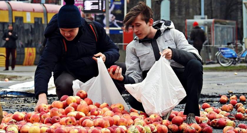 Porządki po proteście rolników - krajobraz po bitwie... [ZDJĘCIA]