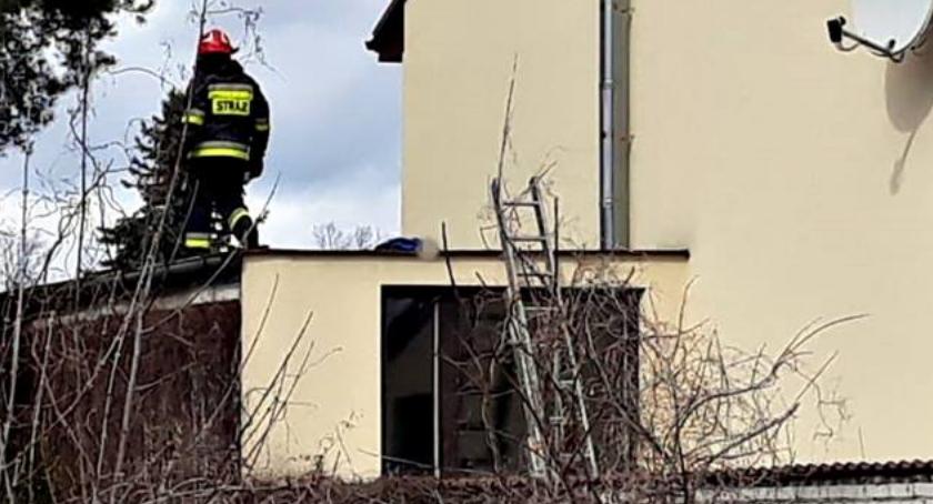 Nie żyje mężczyzna, który spadł w dachu. Tragedia w Legionowie