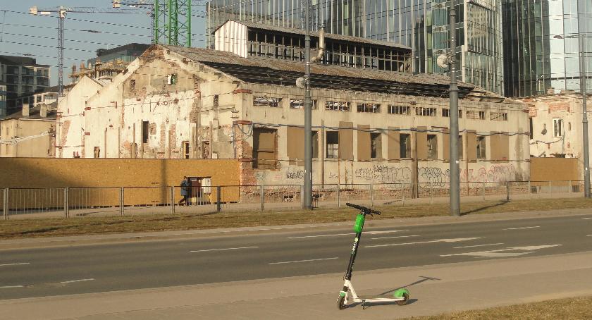 Elektryczne hulajnogi. Ten temat doczekał się regulacji.