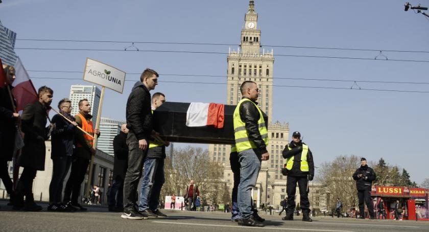 Rolnicy protestowali w Warszawie [ZDJĘCIA]