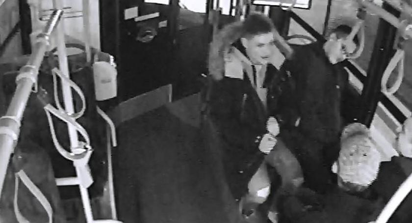 Zaatakowali pasażera i kierowcę. Szuka ich policja