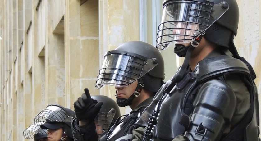 Alarmy bombowe w szkołach przy starcie egzaminów maturalnych