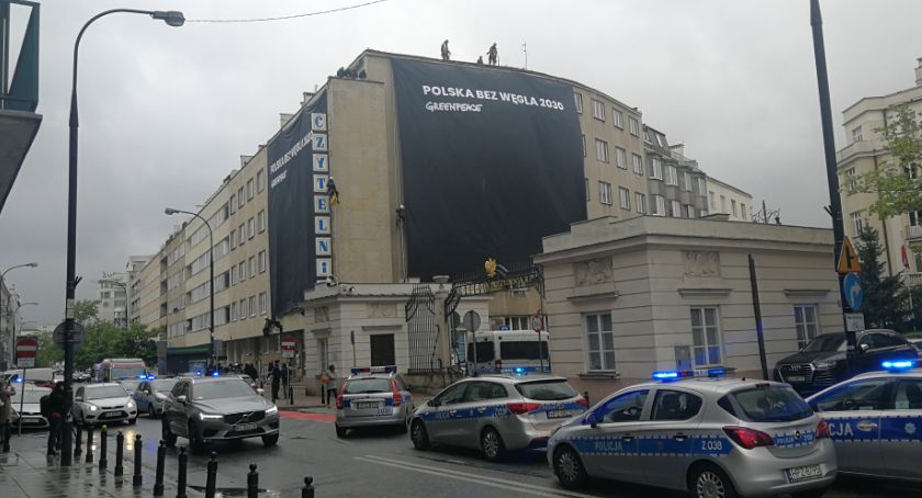 Protest Greenpeace przed siedzibami PO i PiS. Polska bez węgla 2030