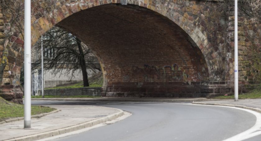 Będzie remont ceglanego zjazdu z mostu Poniatowskiego