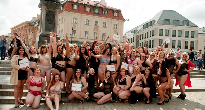 The Real Catwalk Polska, czyli Modelki plus size w samej bieliźnie pod Kolumną Zygmunta [ZDJĘCIA]