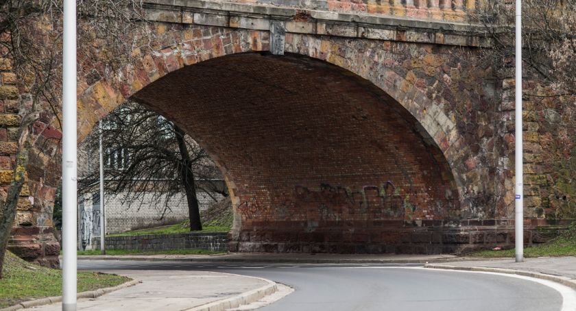 Wyremontują ceglany zjazd z mostu Poniatowskiego