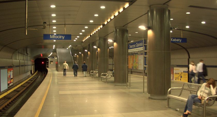 Wypadek na stacji Dworzec Gdański i utrudnienia 