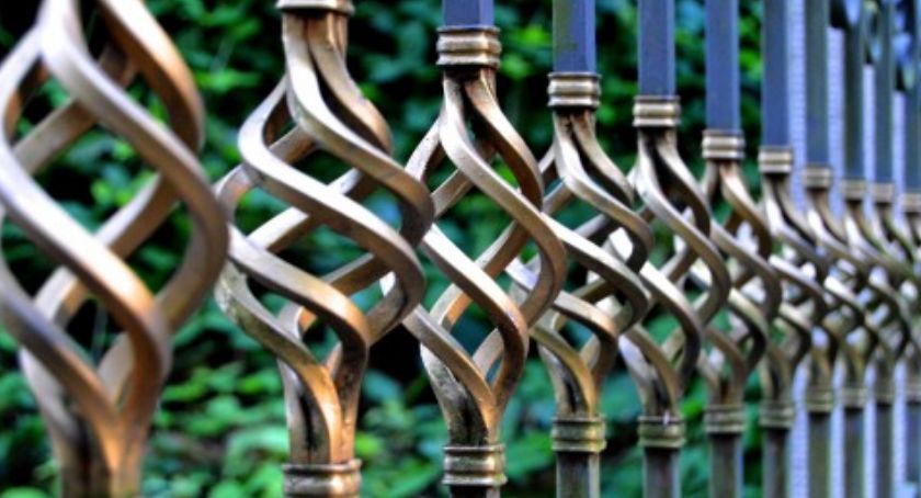 Uszkodzono zabytkową balustradę 