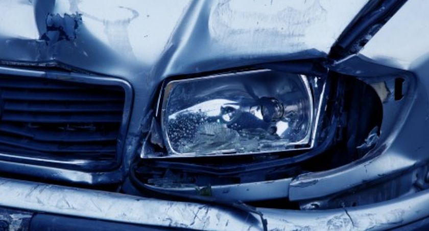 Śródmieście: auto uderzyło w słup