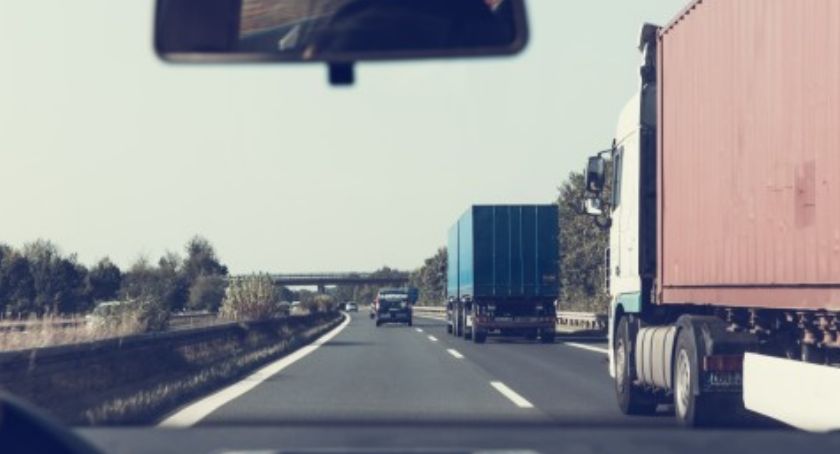 Samochód zderzył się z autobusem