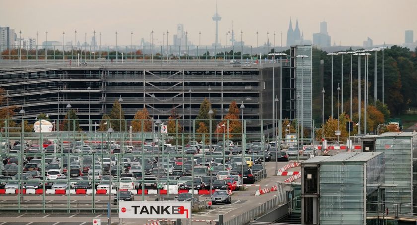 Parking przy lotnisku - sprawdzone i ekonomiczne rozwiązanie