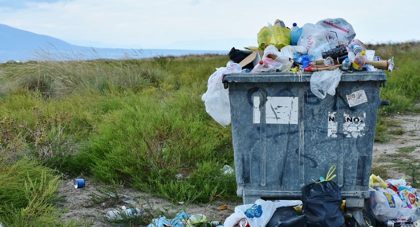 Problemy z odbiorem śmieci w kilku dzielnicach. Do końca tygodnia mają być wywiezione