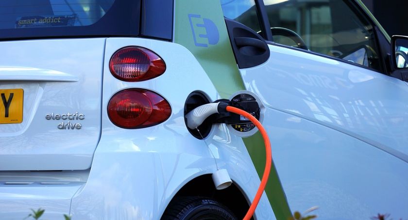 14 latkowie pod wpływem alkoholu rozbili samochód elektryczny