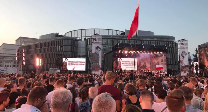 1 sierpnia na pl. Piłsudskiego Warszawiacy śpiewają (nie)zakazane piosenki