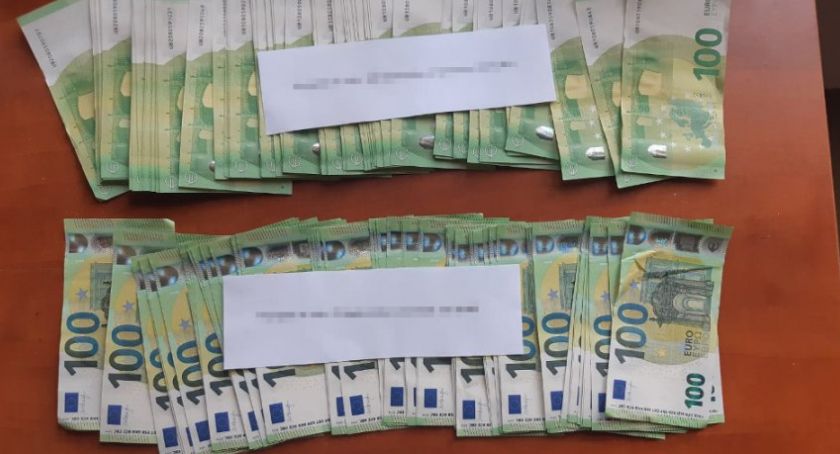 Ukradł z samochodu... 450 tys. złotych, zaatakował policjanta, a później próbował go przekupić