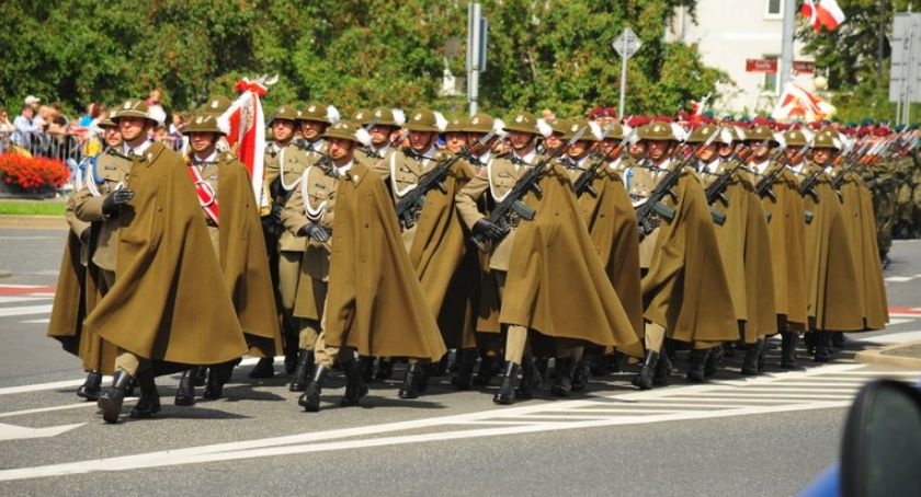 Parada i pokaz kawalerii w Łazienkach Królewskich w Święto Wojska Polskiego