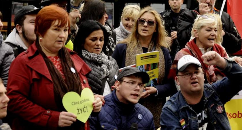 Protest niepełnosprawnych pod KPRM [ZDJĘCIA]