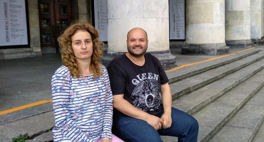 Dlaczego na 28 piętrze nie słychać śpiewu?