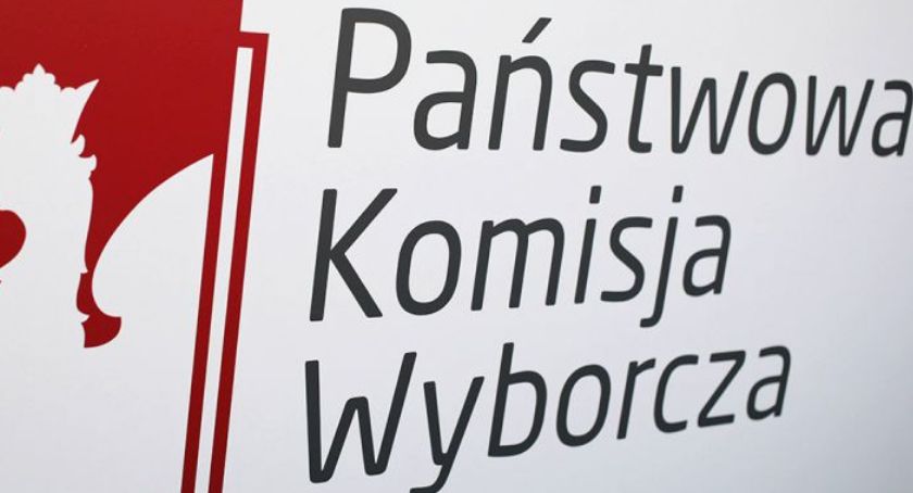 Pierwsza konferencja prasowa PKW i zakończenie głosowania w USA