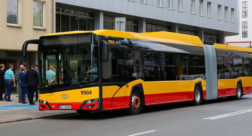 Licealista wygrał w sądzie sprawę o opóźniony autobus. Jakie odszkodowanie dostanie?