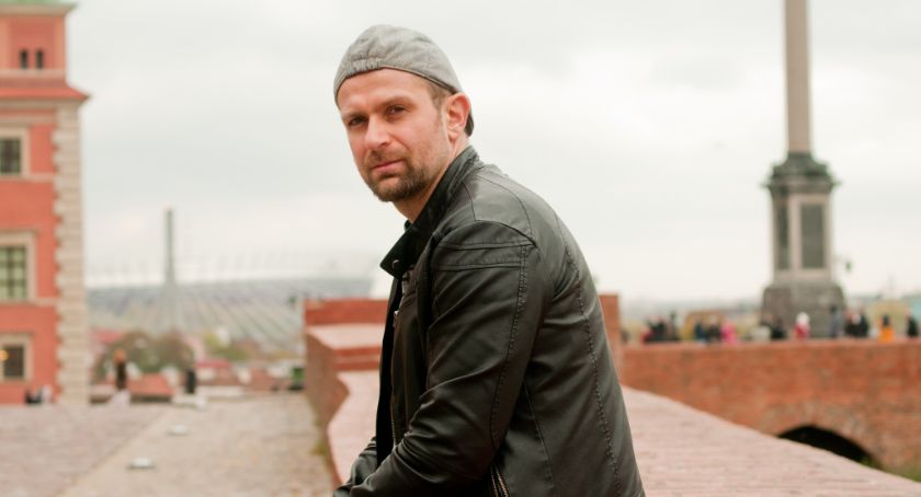 Niezależny, niepokorny i do tego bardzo zdolny.  Taki właśnie jest Kacper Anuszewski – polski reżyser, aktor, scenarzysta i producent filmowy.