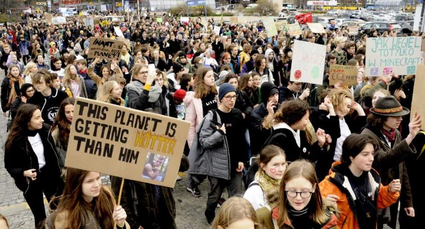 Młodzieżowy Strajk Klimatyczny przeszedł ulicami Warszawy [ZDJĘCIA]